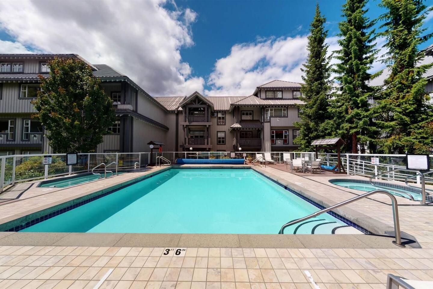 Newly Renovated Ski In Out W Pool 2 Hot Tubs Whistler Exterior foto